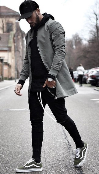 Comment porter un sweat à capuche noir pour un style relax