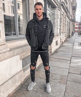 Comment porter un sweat à capuche noir pour un style relax