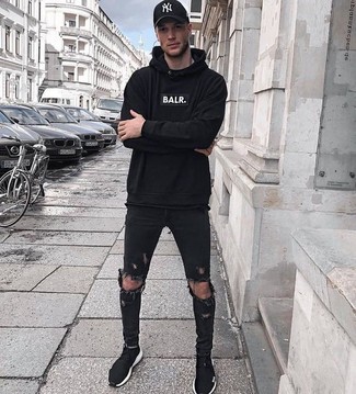 Comment porter un sweat à capuche noir pour un style relax
