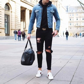 Comment porter un sweat à capuche noir au printemps