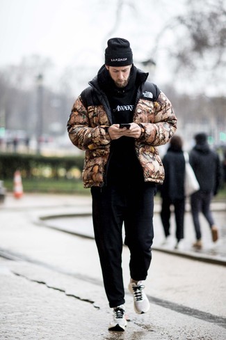 Comment porter un sweat à capuche noir