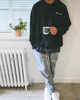 Comment porter un sweat à capuche noir au printemps