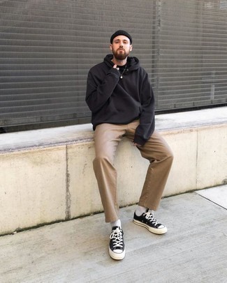 Comment porter un sweat à capuche noir au printemps