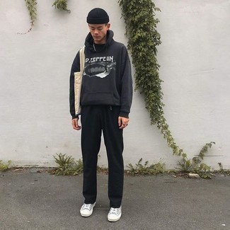 Comment porter un sweat à capuche noir