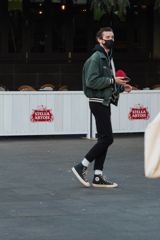 Comment porter un sweat à capuche noir