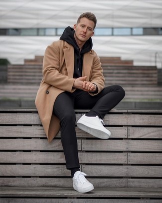 Comment porter un sweat à capuche noir au printemps