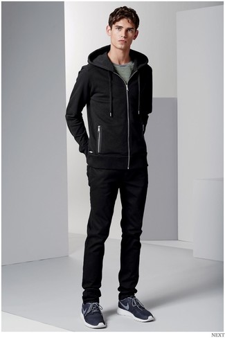 Comment porter un sweat à capuche noir pour un style relax