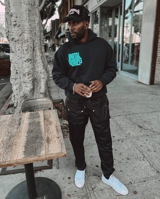 Comment porter un sweat à capuche noir