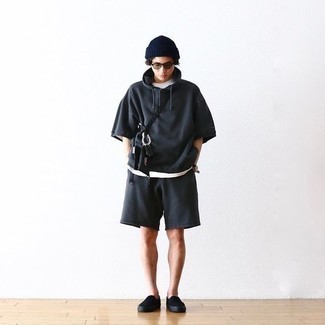 Comment porter un sweat à capuche noir