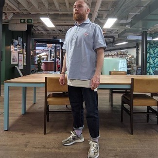 Un polo à porter avec un jean noir