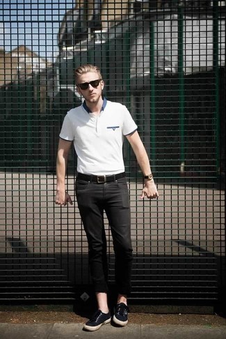 Un polo à porter avec un jean noir