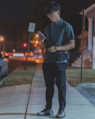 Un polo à porter avec un jean noir
