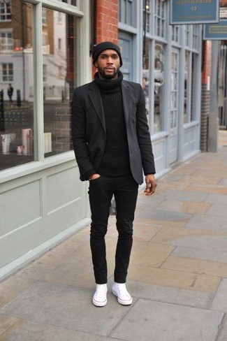 Comment porter un jean noir avec des baskets basses en toile blanches