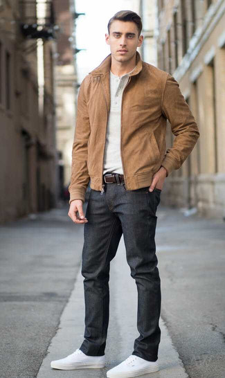 Comment porter un jean noir avec des baskets basses en toile blanches