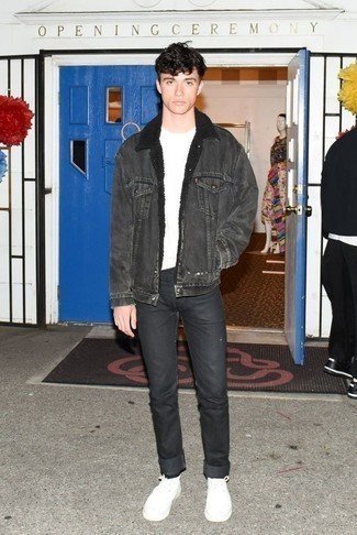Comment porter un jean noir avec des baskets basses en toile blanches