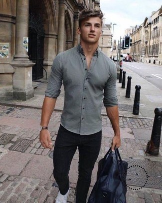 Comment porter un jean noir avec des baskets basses en toile blanches