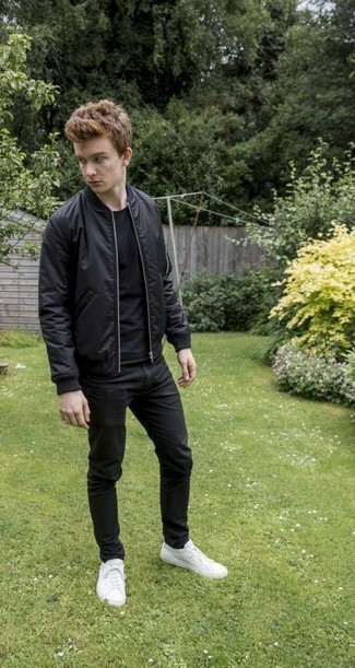 Comment porter un jean noir avec des baskets basses en toile blanches