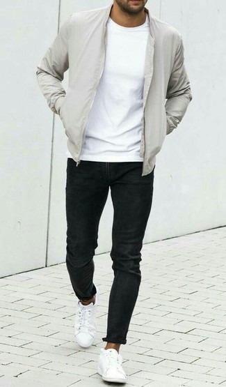 Comment porter un jean noir avec des baskets basses en toile blanches