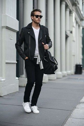 Comment porter un jean noir avec des baskets basses en toile blanches
