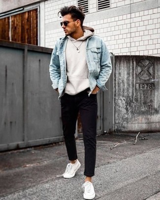 Comment porter un jean noir avec des baskets basses en toile blanches