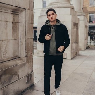 Comment porter un jean noir avec des baskets basses en toile blanches