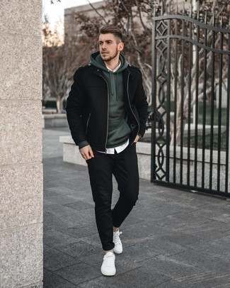 Comment porter un jean noir avec des baskets basses en toile blanches