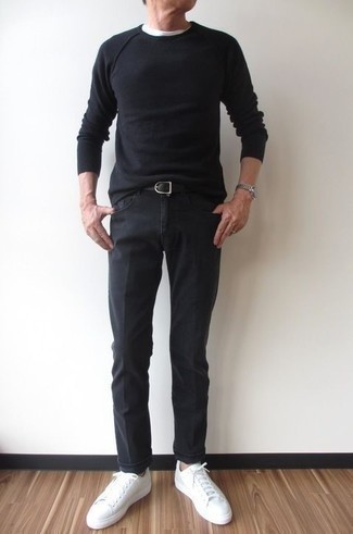Comment porter un jean noir avec des baskets basses en toile blanches