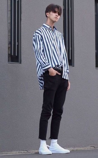 Comment porter un jean noir avec des baskets basses en toile blanches