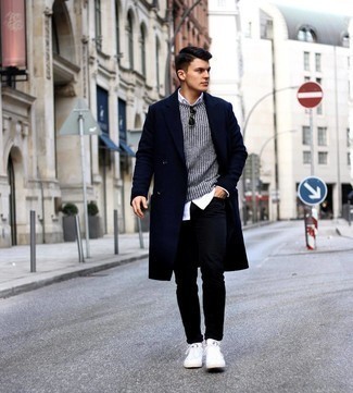 Comment porter un jean noir avec des baskets basses en toile blanches