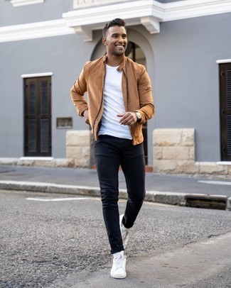 Comment porter un jean noir avec des baskets basses en toile blanches