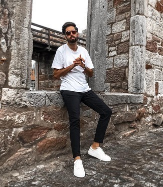 Comment porter un jean noir avec des baskets basses en toile blanches