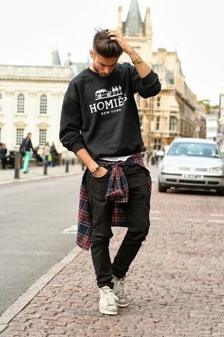 Comment porter un jean noir avec des baskets montantes blanches