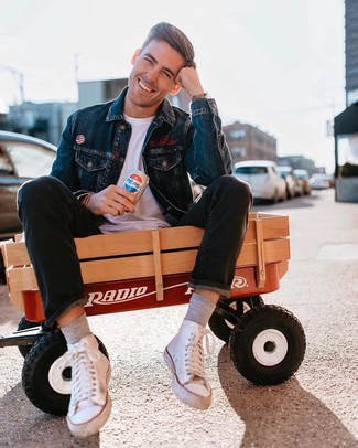 Comment porter un jean noir avec des baskets montantes blanches