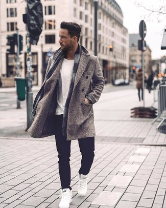 Comment porter un jean noir avec des baskets montantes blanches