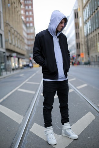 Comment porter un jean noir avec des baskets montantes blanches