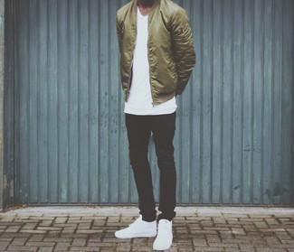 Comment porter un jean noir avec des baskets montantes blanches