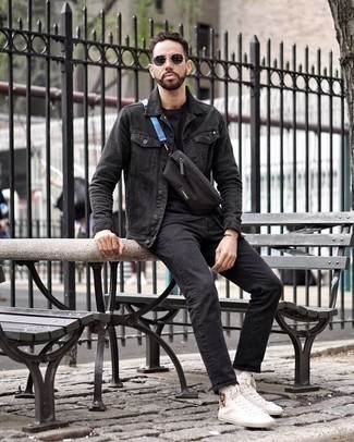 Comment porter un jean noir avec des baskets montantes blanches