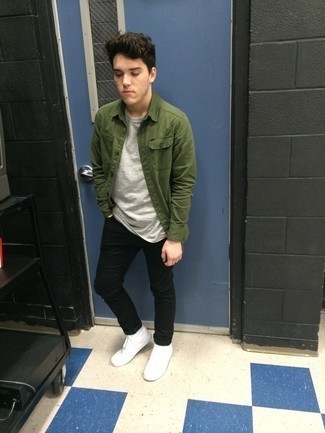 Comment porter un jean noir avec des baskets montantes blanches