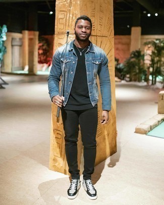 Comment porter un jean noir avec des baskets montantes blanches