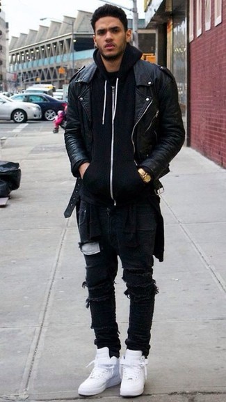 Comment porter un jean noir avec des baskets montantes blanches