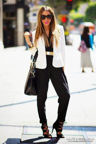 Comment porter une combinaison pantalon noire pour un style chic decontractés