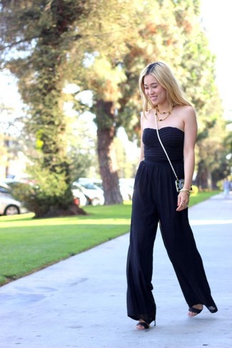 Comment porter une combinaison pantalon noire pour un style chic decontractés