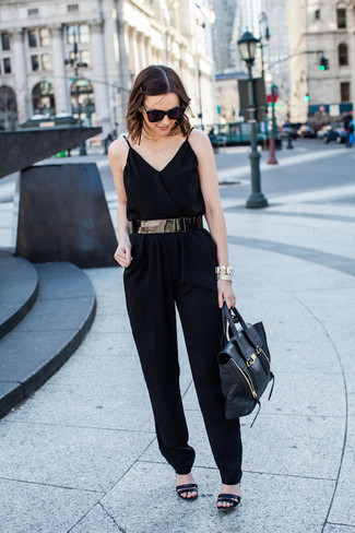 Comment porter une combinaison pantalon noire pour un style chic decontractés