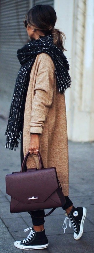 Comment porter une écharpe en tricot noire