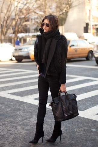 Comment porter une écharpe en tricot noire