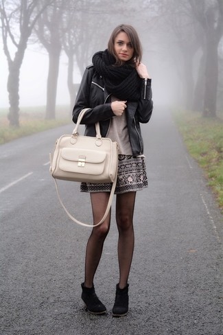 Comment porter une écharpe en tricot noire
