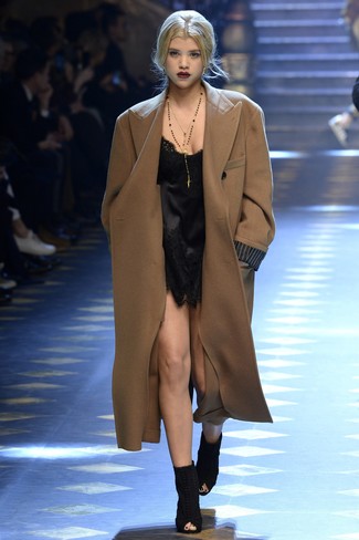 Comment porter une robe nuisette en dentelle noire