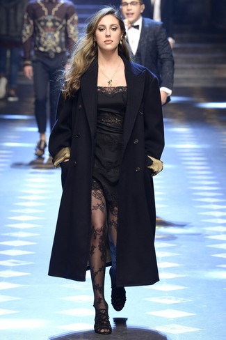 Comment porter une robe nuisette en dentelle noire