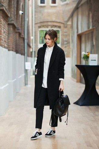 Comment porter un sac à dos en cuir noir