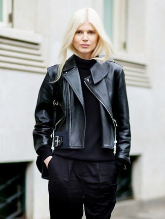 Comment porter une veste motard en cuir noire avec un pull à col roulé noir